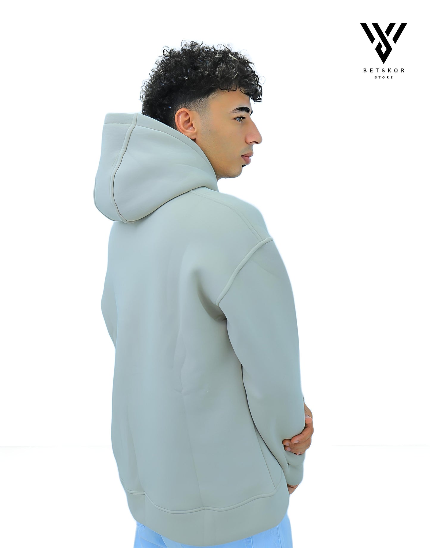 هودي أوف وايت سادة مطرّز BERLIN – خامة بريميوم