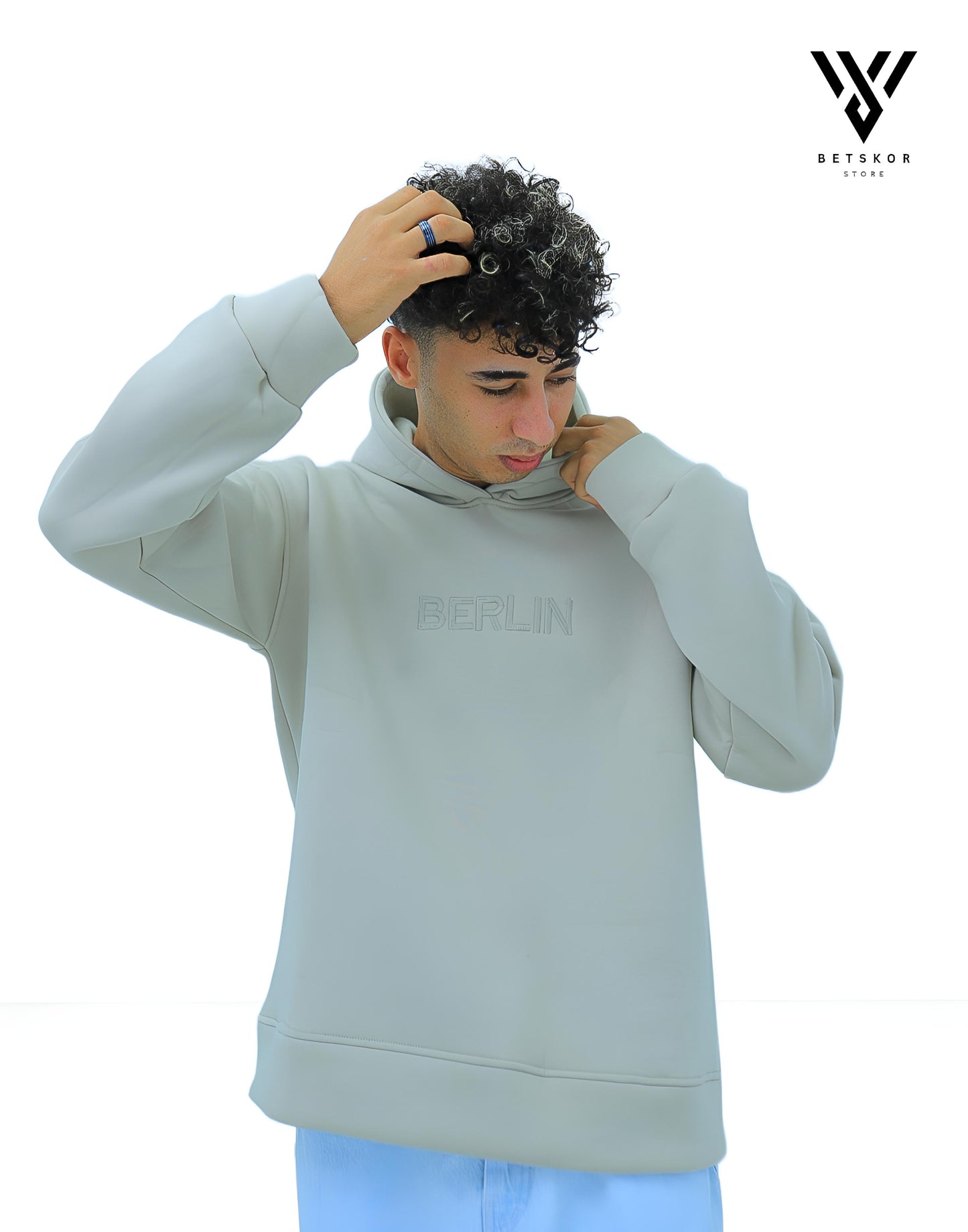 هودي أوف وايت سادة مطرّز BERLIN – خامة بريميوم