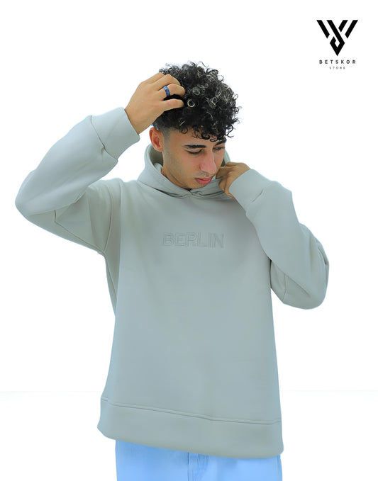 هودي أوف وايت سادة مطرّز BERLIN – خامة بريميوم