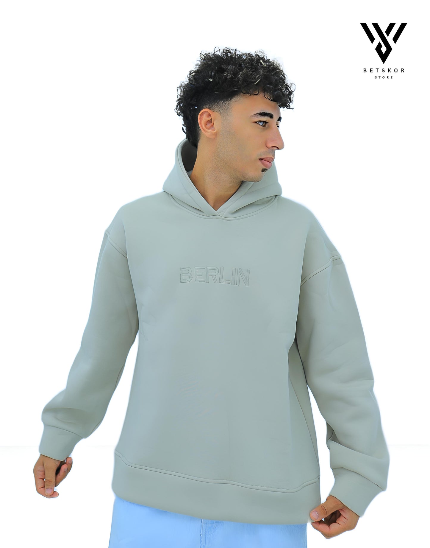 هودي أوف وايت سادة مطرّز BERLIN – خامة بريميوم